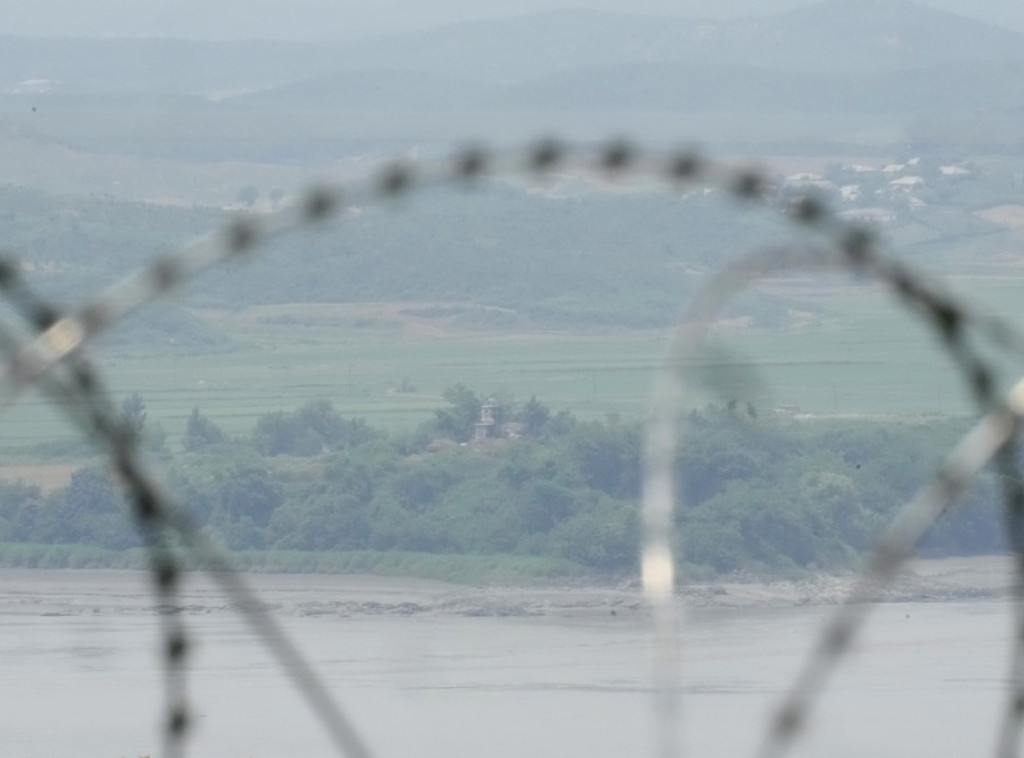 Hici upozorenja vojnika Južne Koreje ka severnokorejskim vojnicima koji su prešli granicu