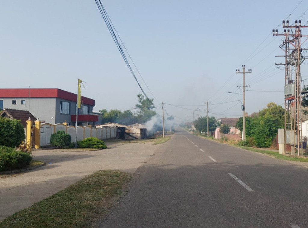 Vatrogasci dežuraju u dvorištu fabrike boja u Šidu,inspekcija obišla mesto požara