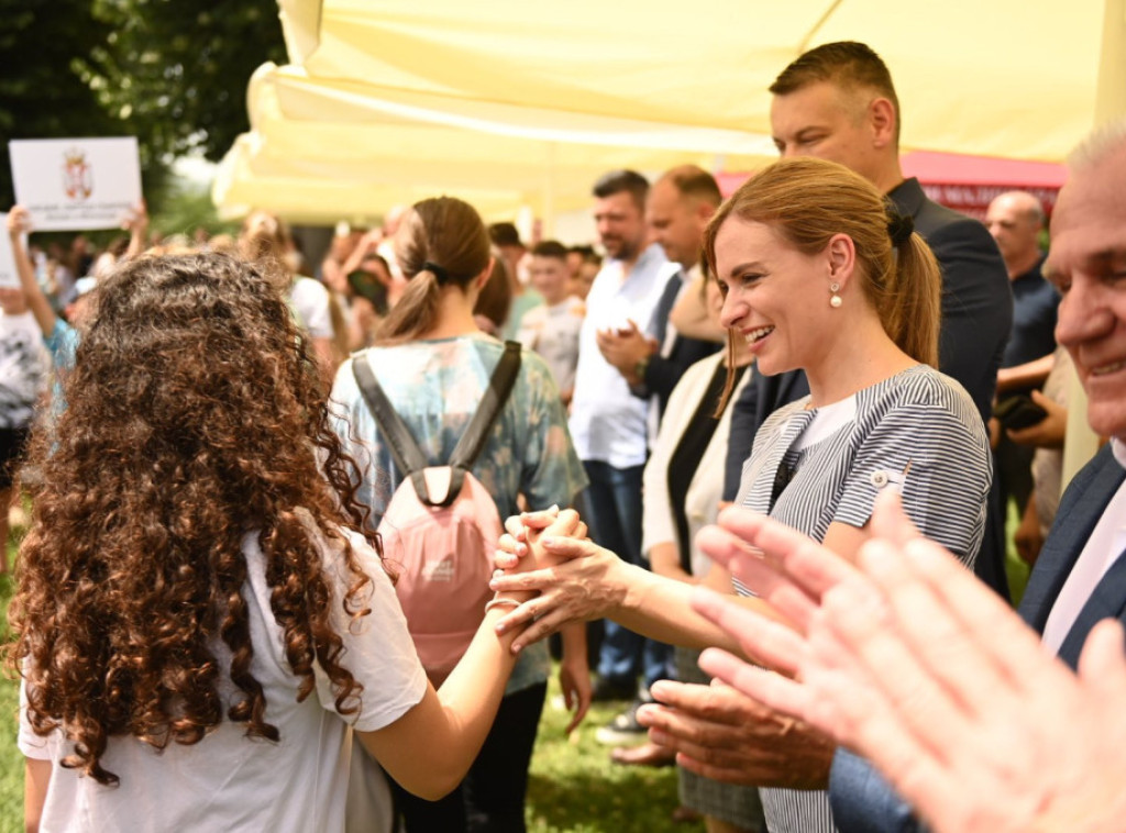 Milica Đurđević Stamenkovski u Bratuncu dočekala grupu od 650 dece sa KiM