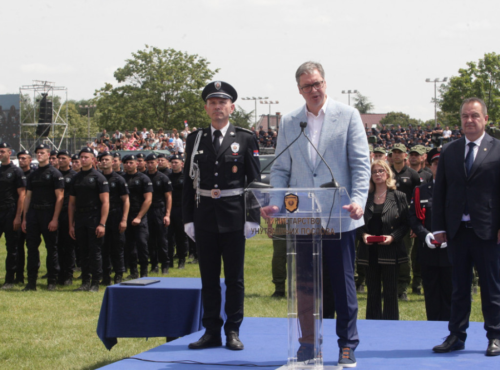 Vučić: Policija važna za zemlju - osigurava bezbednost svih naših građana