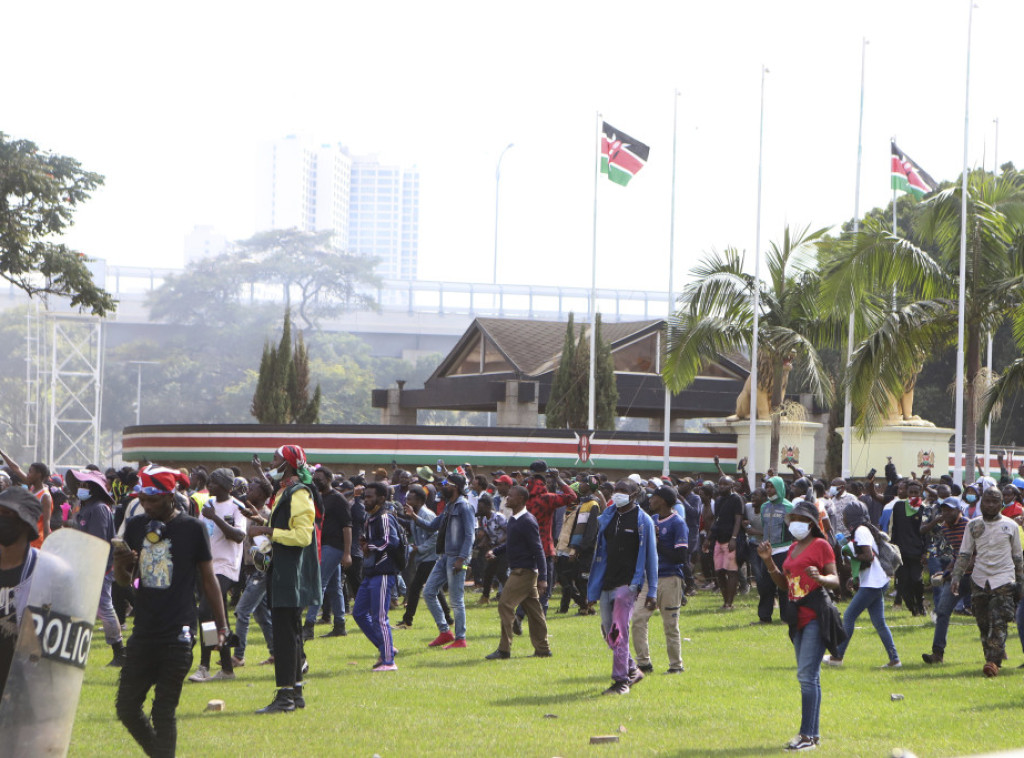 Kenija: Masovne demonstracije u Najrobiju, zapaljen deo parlamenta