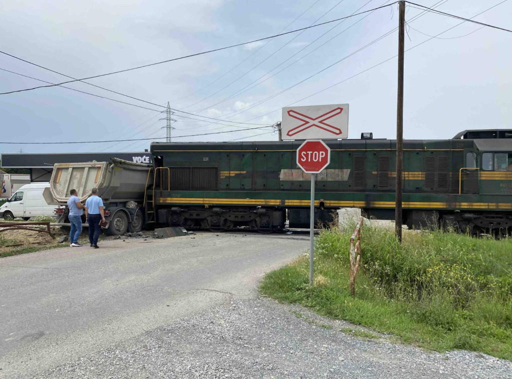 Srbija kargo: U sudaru lokomotive i kamiona kod Loznice nema povređenih