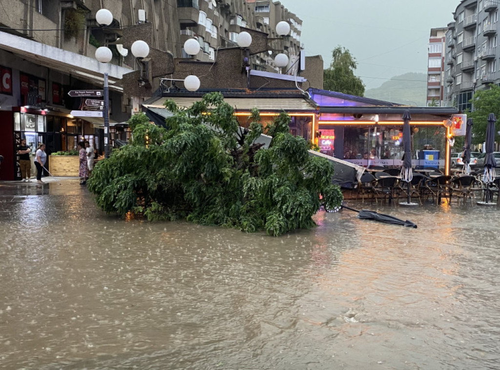 Novi Pazar i Kragujevac zahvatilo jako nevreme, vetar obarao stabla u centru grada