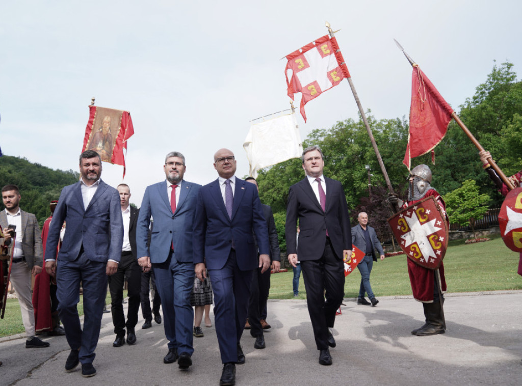 Premijer Vučević na parastosu Svetom knezu Lazaru i Kosovskim junacima u Ravanici