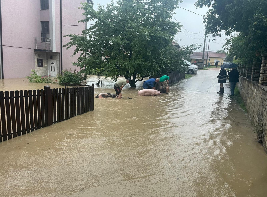 Zbog padavina, MUP na više od 40 mesta u Beogradu,u Srbiji evakuisano 14 osoba
