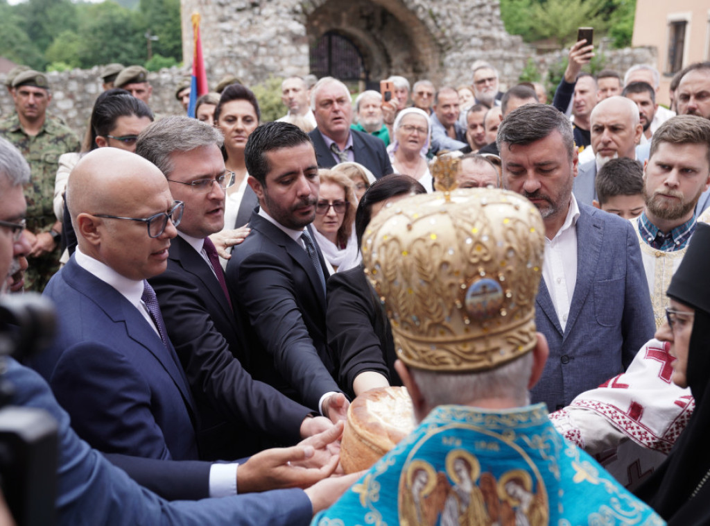 Premijer Vučević prisustvuje vidovdanskoj liturgiji u Ravanici