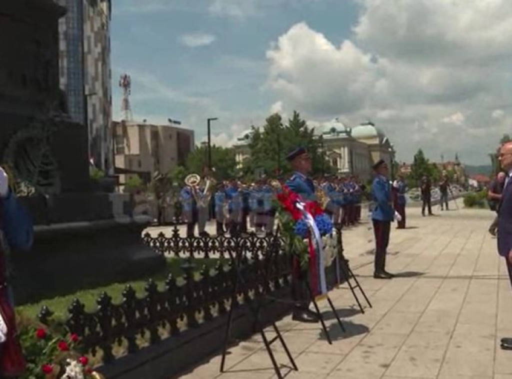 Vučević položio venac na Spomenik Kosovskim junacima u Kruševcu