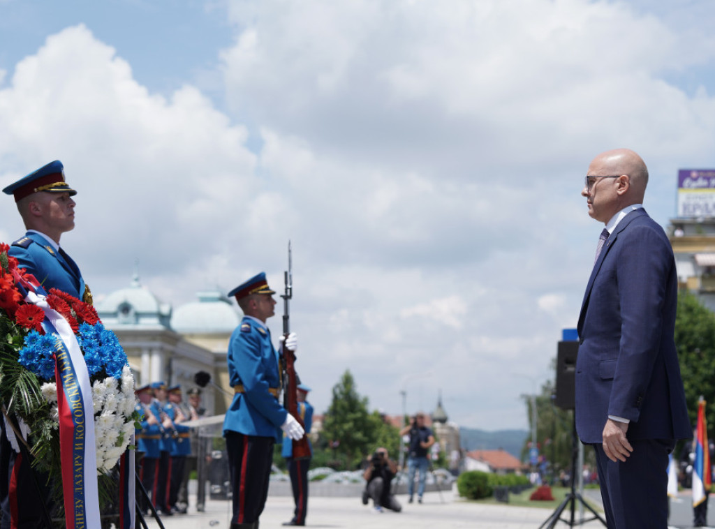 Vučević položio venac na Spomenik Kosovskim junacima u Kruševcu