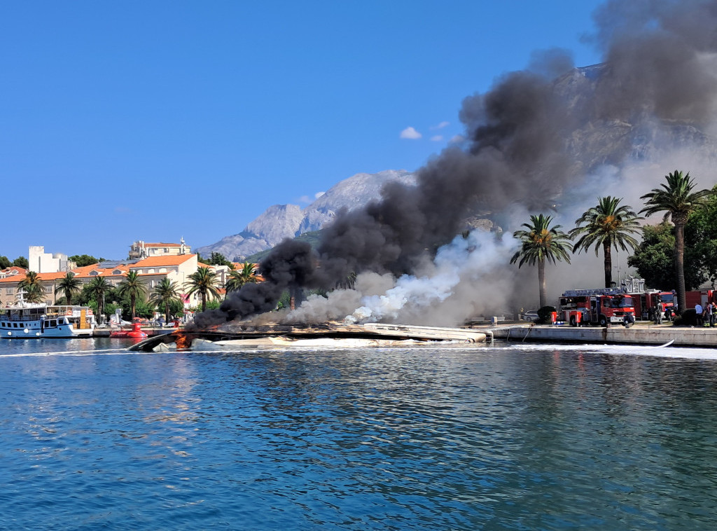 U Makarskoj luci se zapalila jahta, intervenisalo 11 vatrogasnih vozila