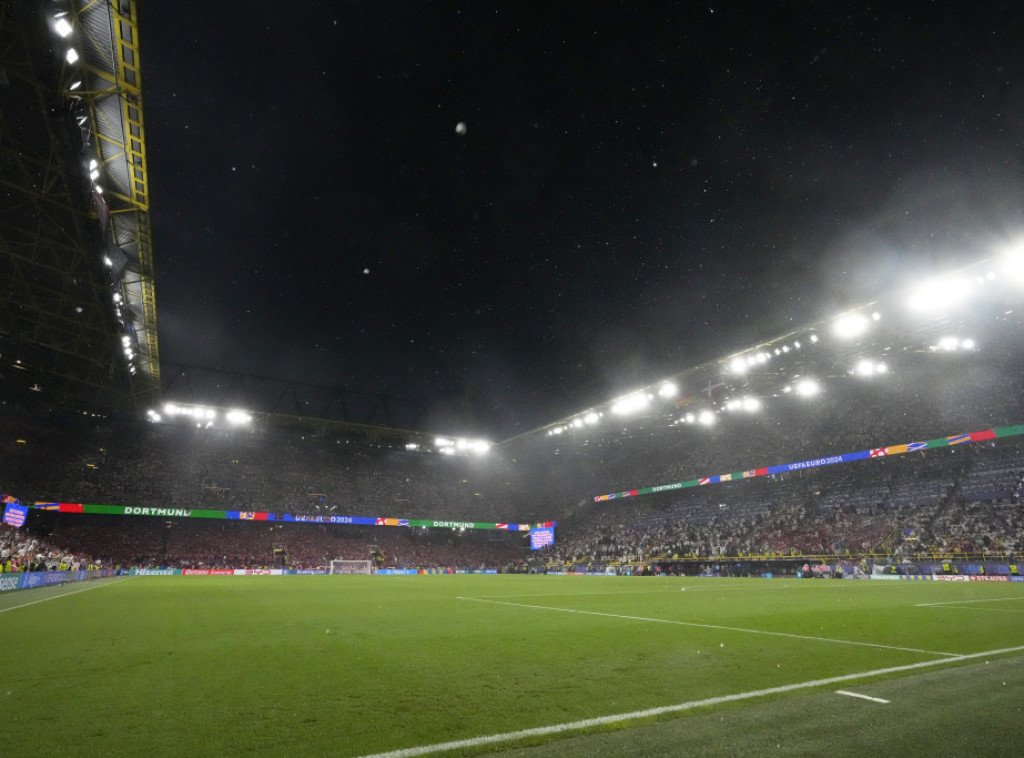 Maskirani muškarac proveo sat vremena na krovu stadiona u toku meča Nemačka-Danska