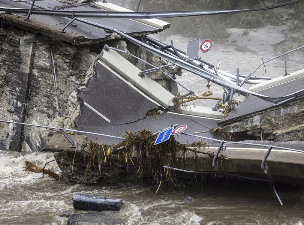 U nevremenu u Švajcarskoj i Italiji najmanje četiri osobe poginule