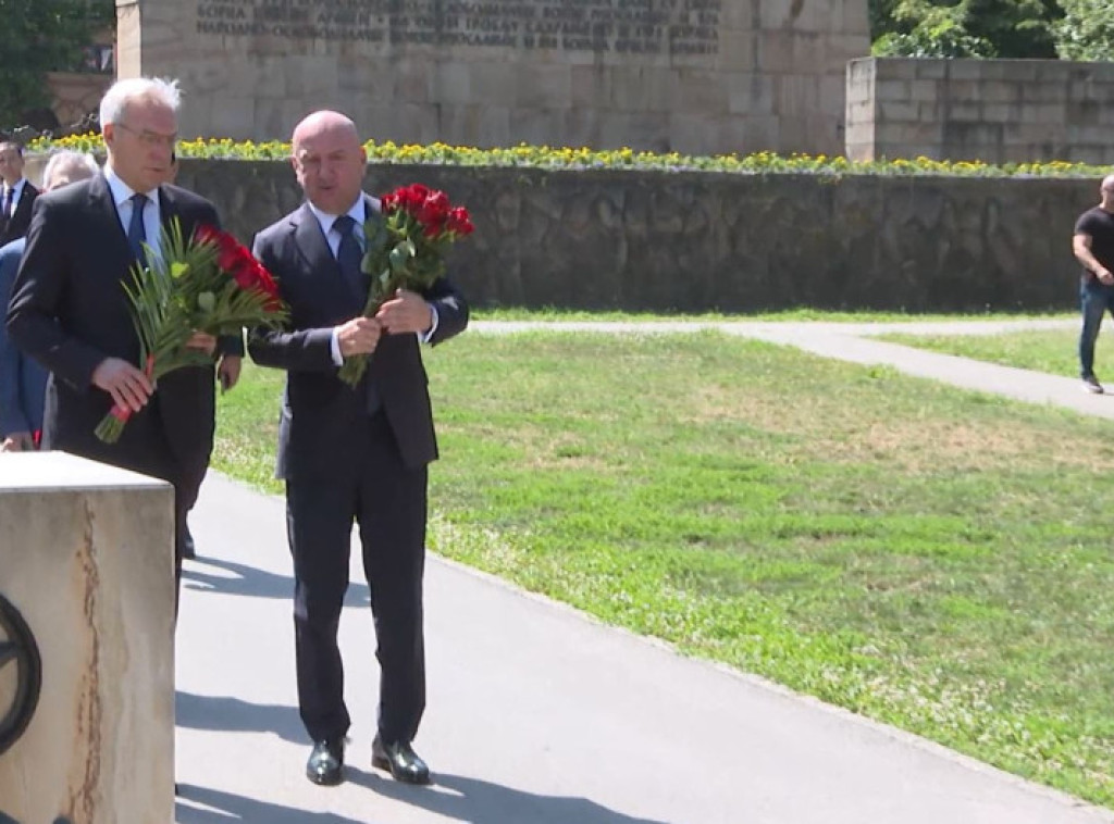 Ministri Gruško i Popović položili vence na Spomen-groblju oslobodilaca Beograda