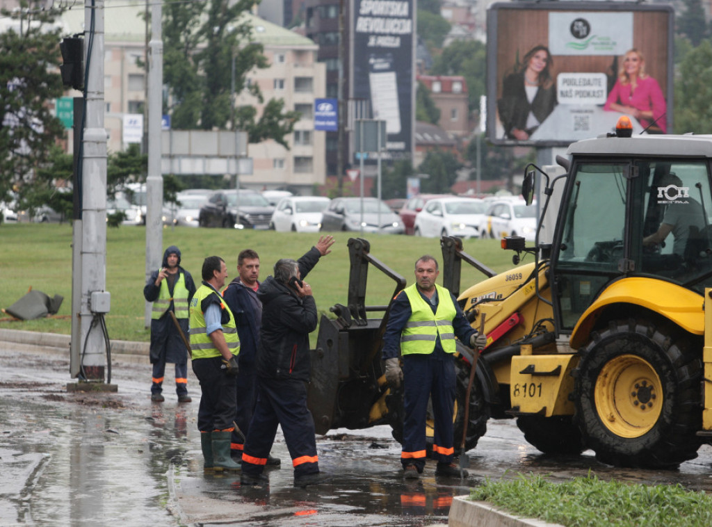 Beograd: Jako nevreme napravilo probleme u saobraćaju