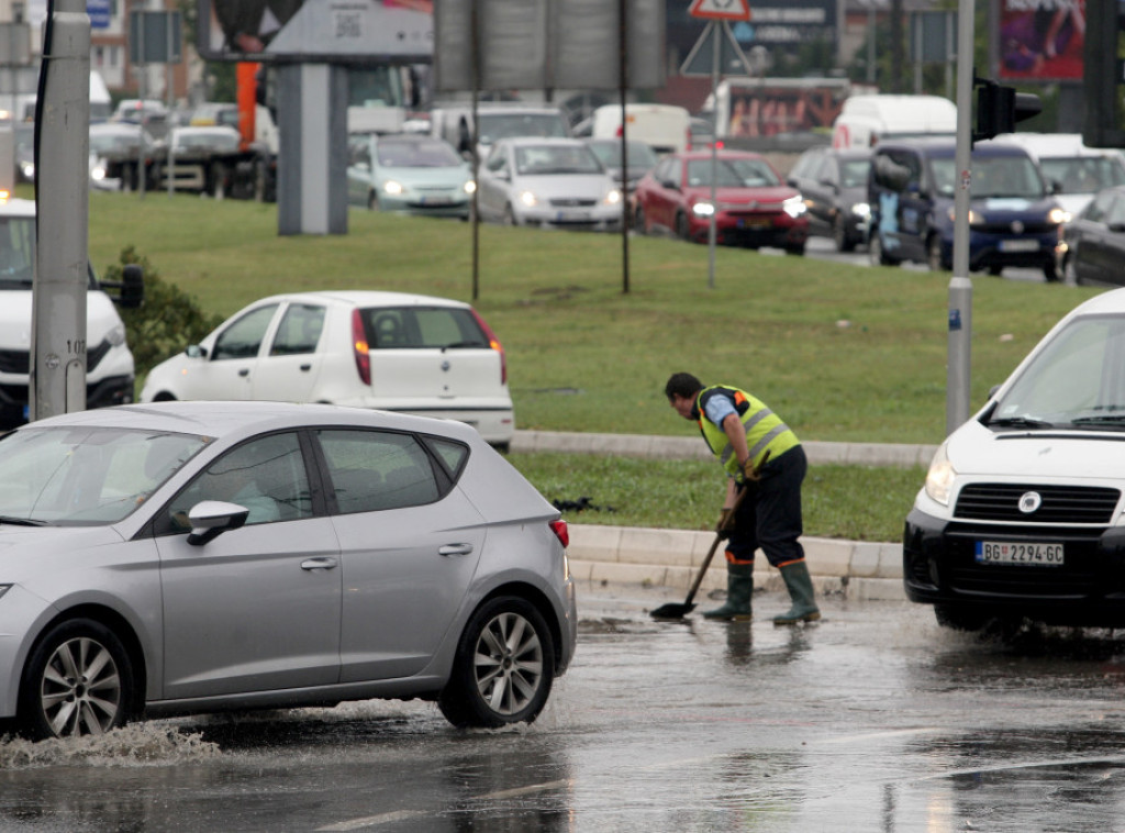 Na Bežanijskoj Kosi korenje stabla koje je oborio vetar podiglo dva automobila