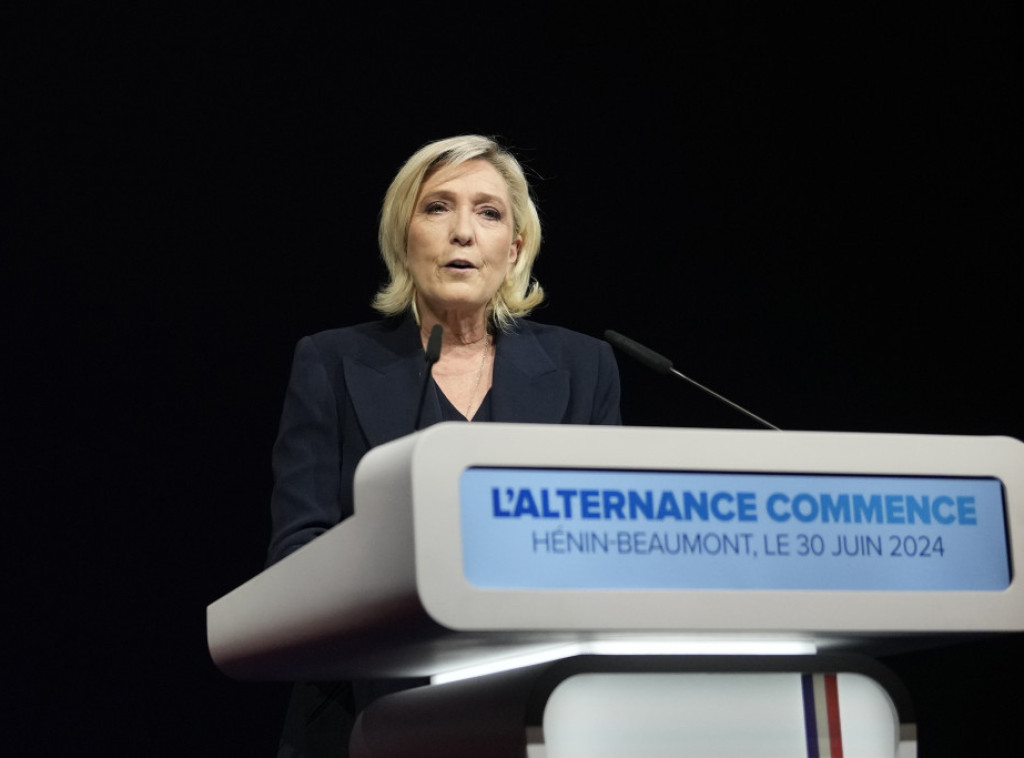 Le Pen: Francuska u ćorsokaku, niko ne zna odakle će doći premijer