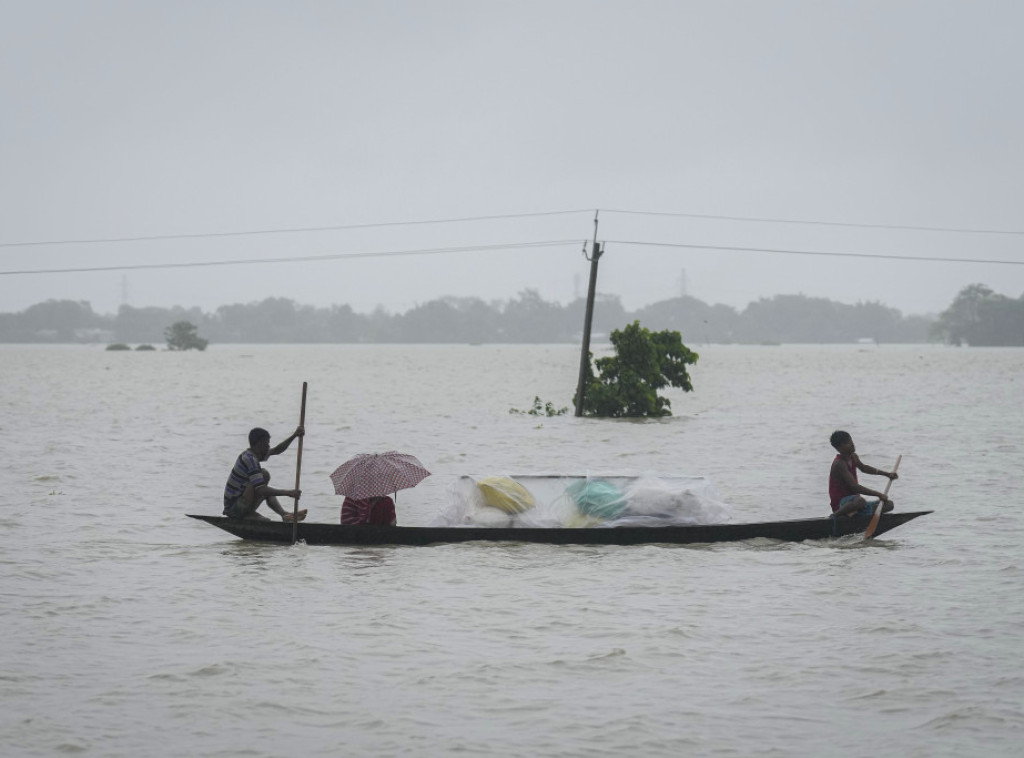Najmanje 16 osoba izgubilo život u poplavama u Indiji