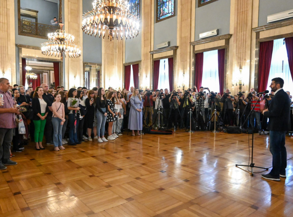 Šapić sa učenicima generacije: Sutra ćete vi pronositi ime ovog grada i zemlje