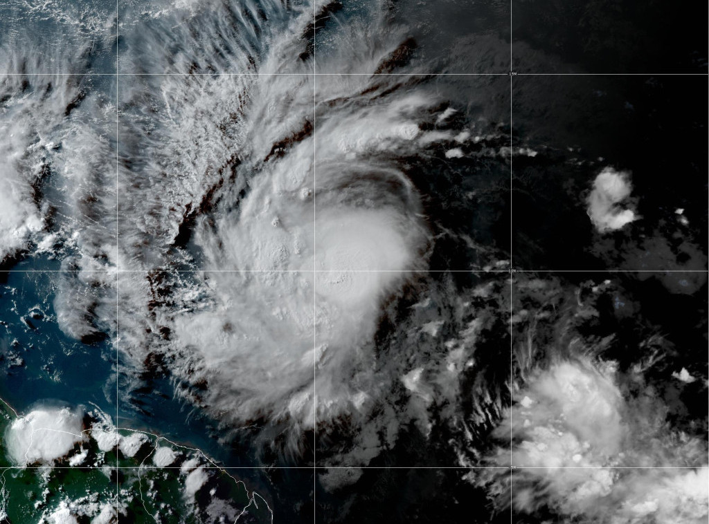 Uragan Beril kategorije pet pogodio Karibe