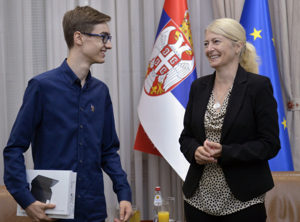 Begović čestitala učeniku Andreju Drobnjakoviću na osvojenih pet medalja u Singapuru