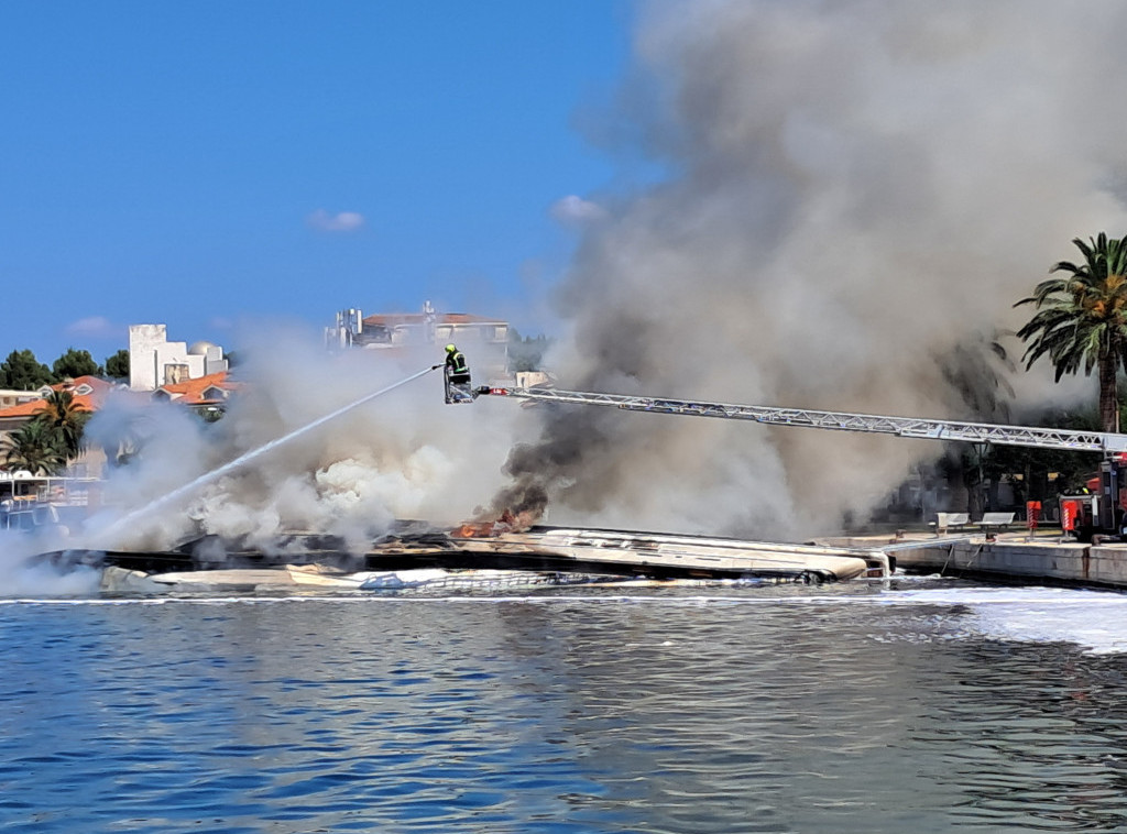Makarska: Izdat nalog za uklanjanje olupine jahte, šteta tri miliona eura