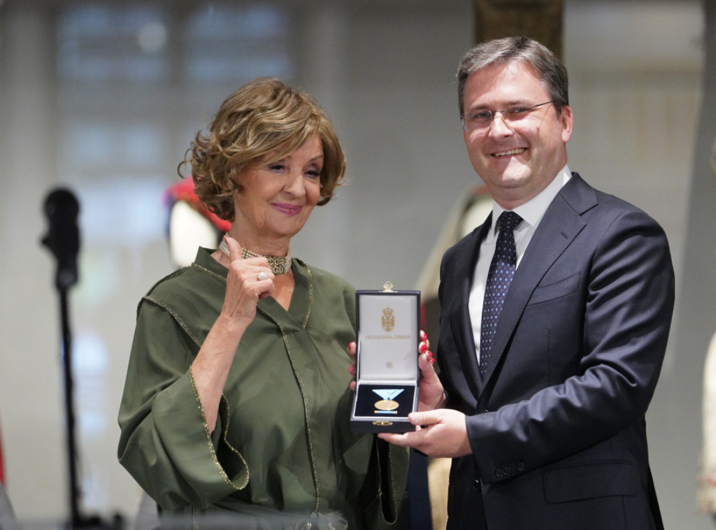 Ministar Selaković uručio sretenjsku Zlatnu medalju pevačici Lepoj Lukić
