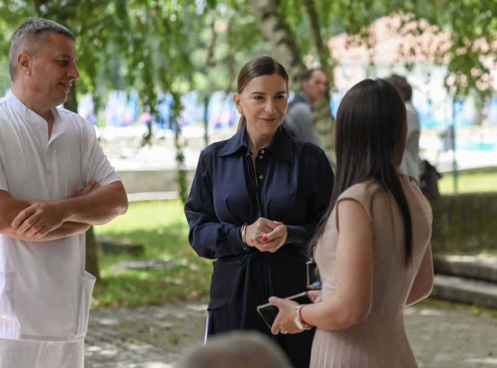 Direktorka RFZO u Selters Banji razgovarala sa posetiocima manifestacije Zdrava nacija