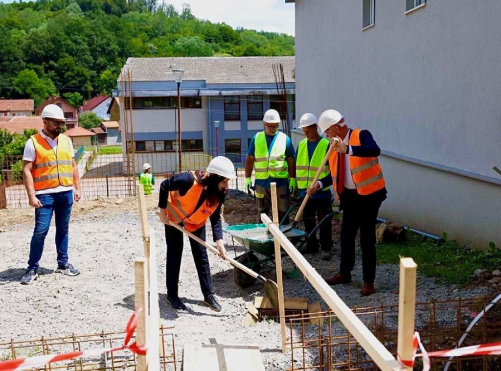 Ministarka Žarić Kovačević položila kamen temeljac za dogradnju škole u Osečini