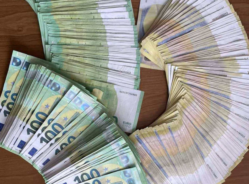 Na Gradini sprečen pokušaj krijumčarenja novca, putnica u vešu sakrila 56.800 evra