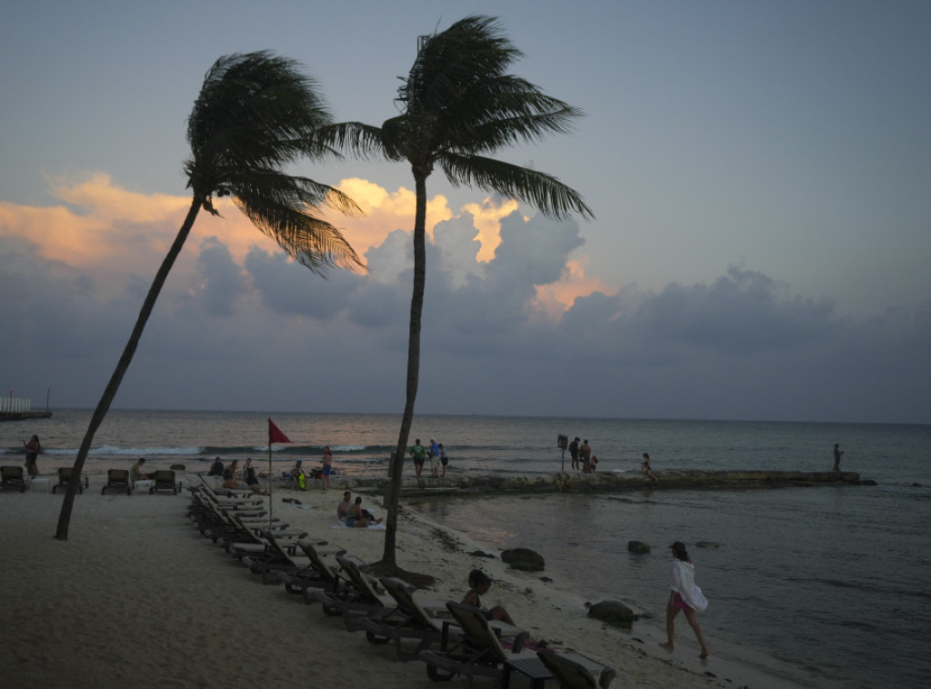 Meksička vlada evakuiše čak i jaja morskih kornjača sa plaža uoči uragana Beril