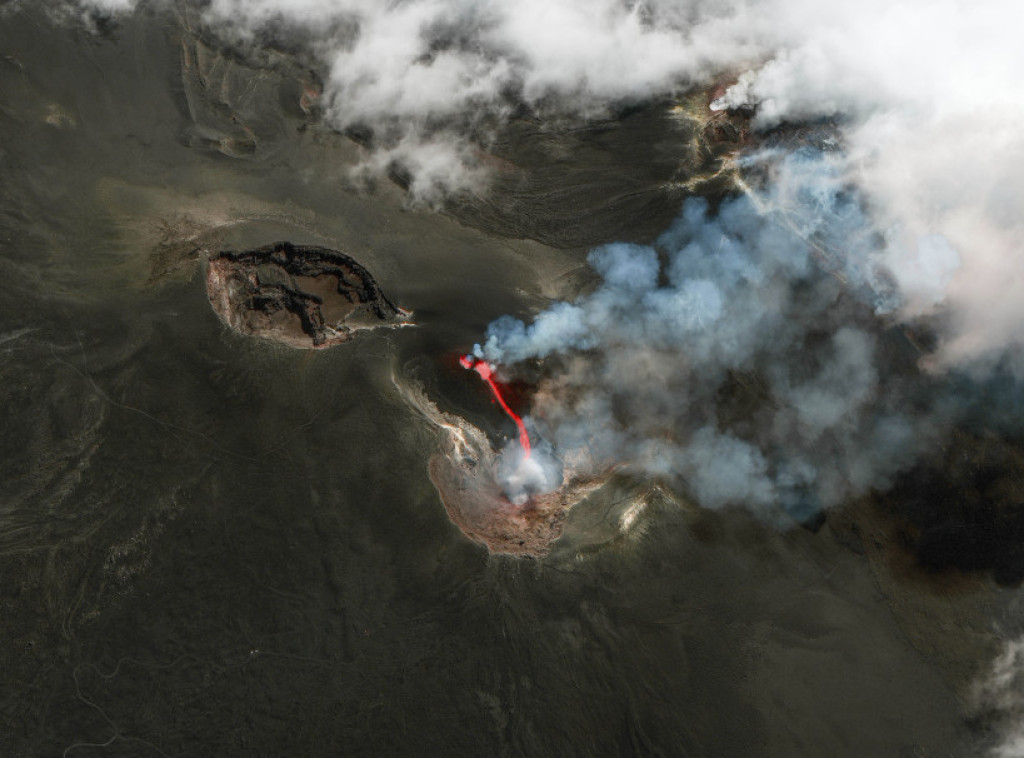 Vulkan Etna izbacio lavu i oblak pepela i dima visok oko pet kilometara