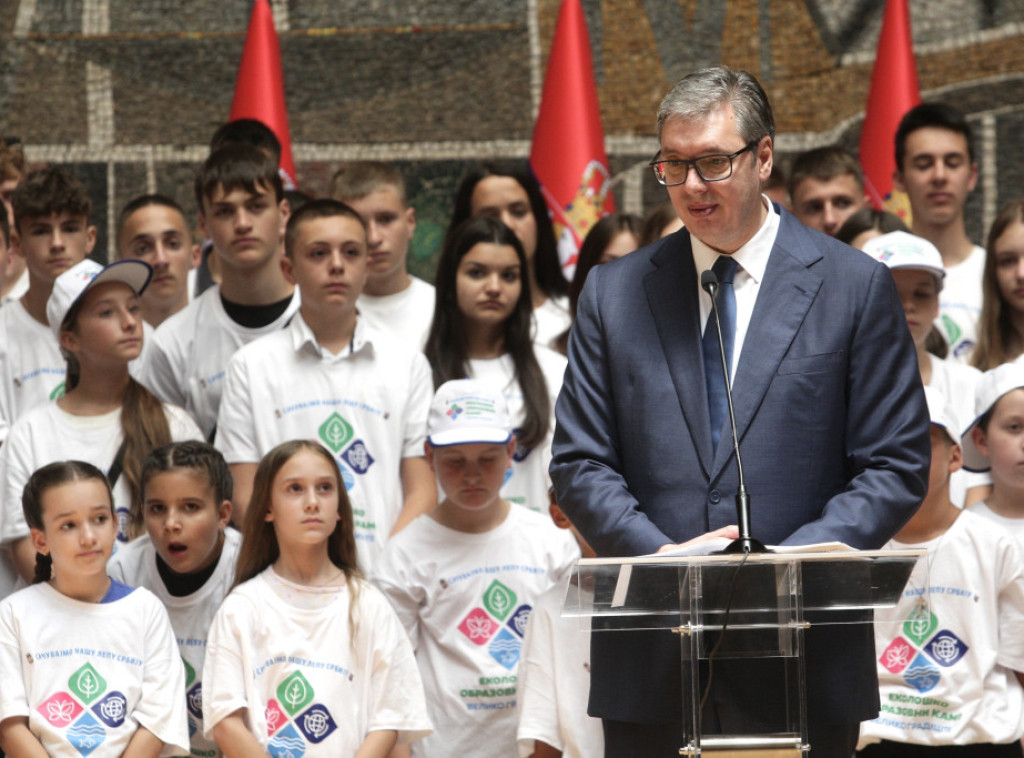 Vučić sa decom iz regiona i dijaspore: Hvala što doprinosite svojoj zemlji Srbiji