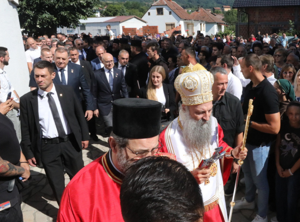 Patrijarh Porfirije predvodi litiju od hrama Uspenja Presvete Bogorodice do groblja u Bratuncu