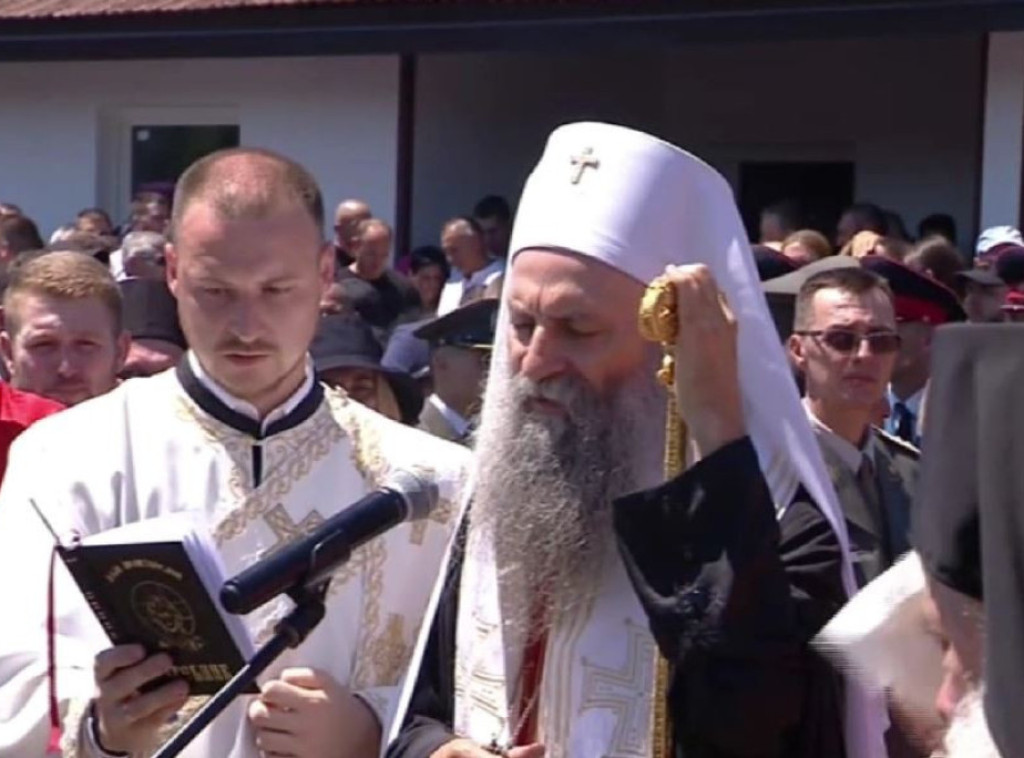 Patrijarh Porfirije služio pomen na groblju u Bratuncu