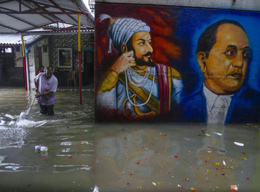 Obilne kiše i nabujale reke izazvale haosu u zapadnim delovima Indije
