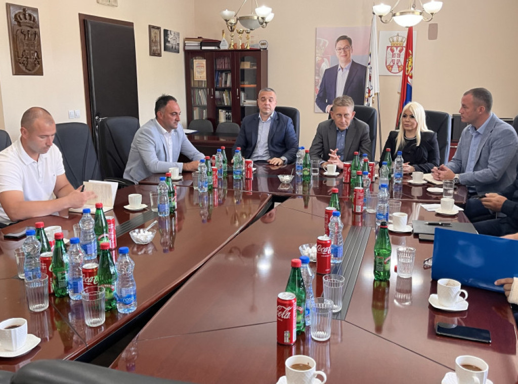 Arilje: U toku sastanak ministra poljoprivrede Aleksandra Martinovića sa malinarima