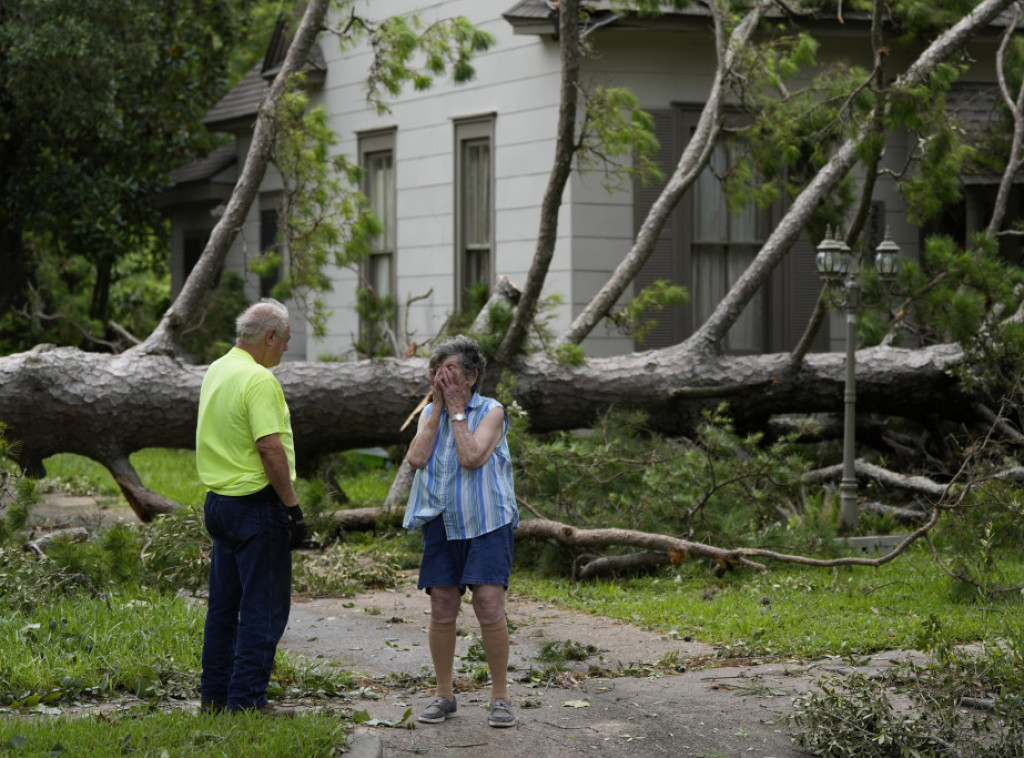 Najmanje dve osobe poginule u oluji Beril u Teksasu, 2,5 miliona potrošača bez struje