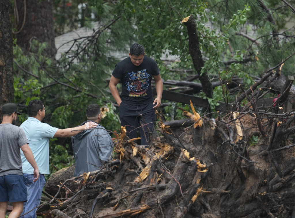 Najmanje sedam osoba poginulo u oluji Beril u SAD, struja se vraća u domove