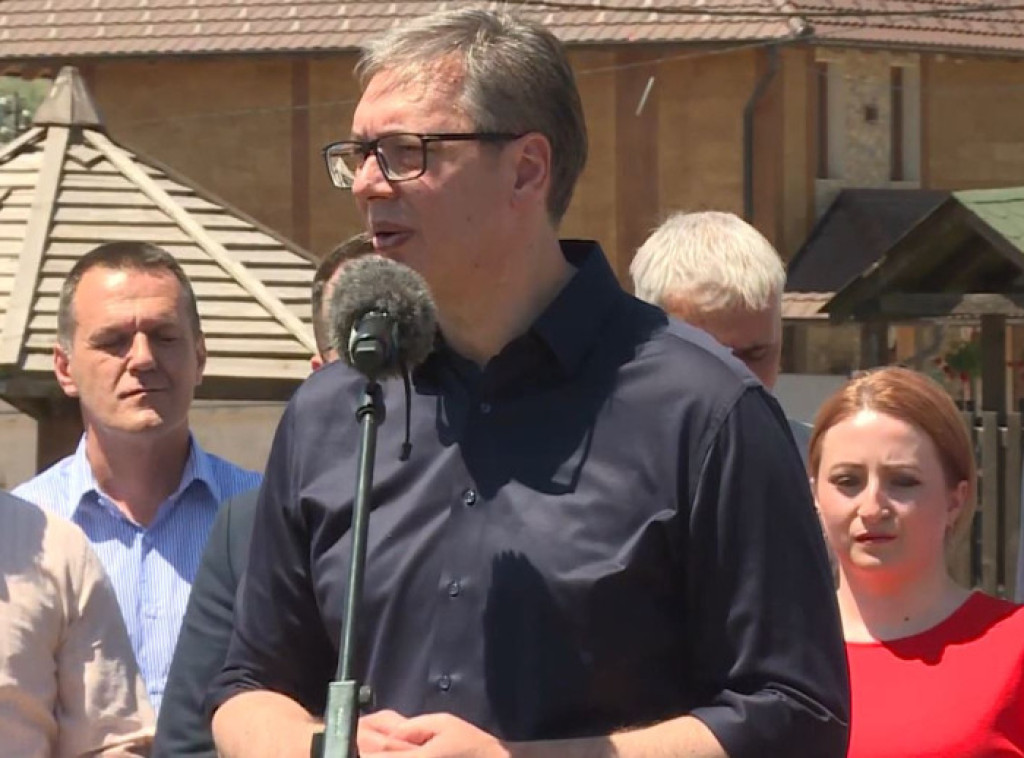 Vučić obišao rekonstruisani put Studenica - Rudno i novi most