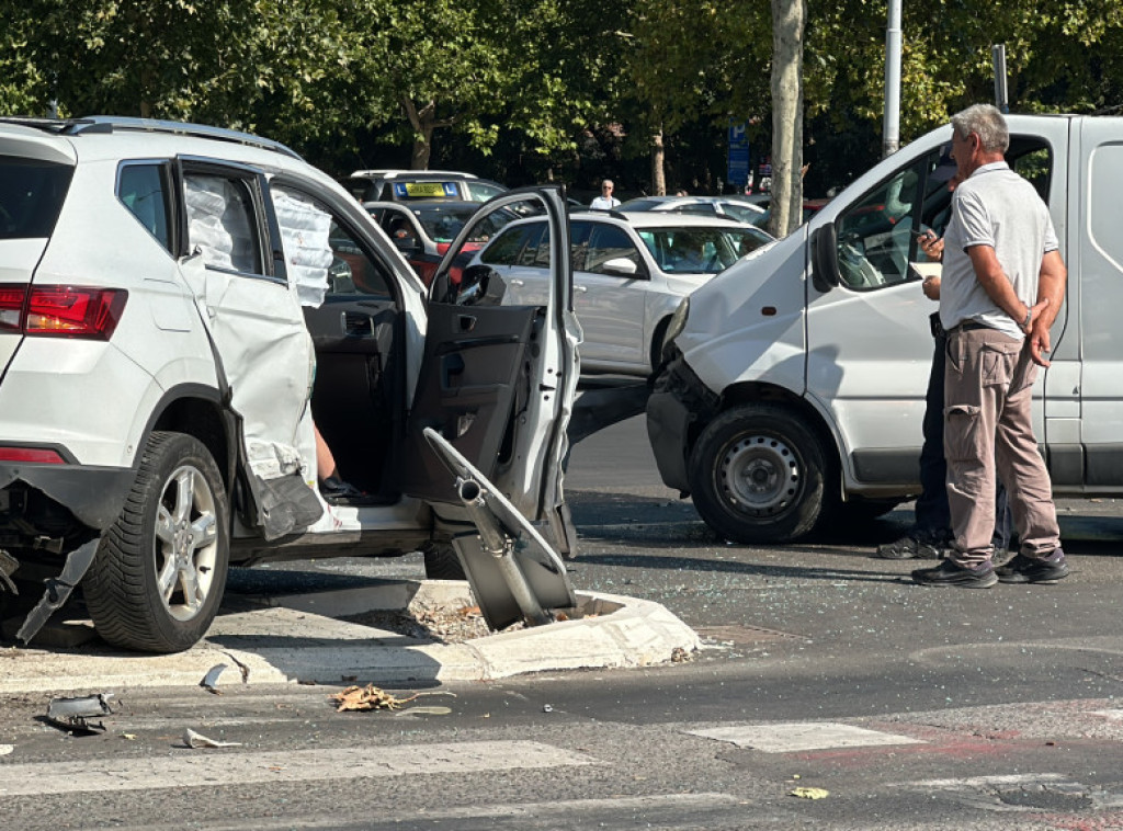 Jedna osoba lakše povrđena u sudaru putničkog vozila i kombija na Novom Beogradu