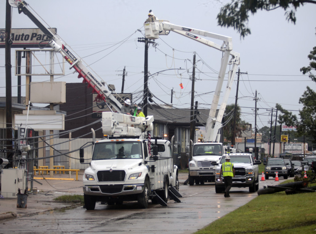 SAD: Oko pola miliona potrošača u Hjustonu ostalo bez struje nakon udara uragana Beril