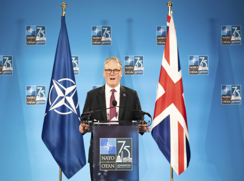Starmer pozvao NATO da poveća odbrambene izdatke, izbegao odgovor o sposobnosti Bajdena