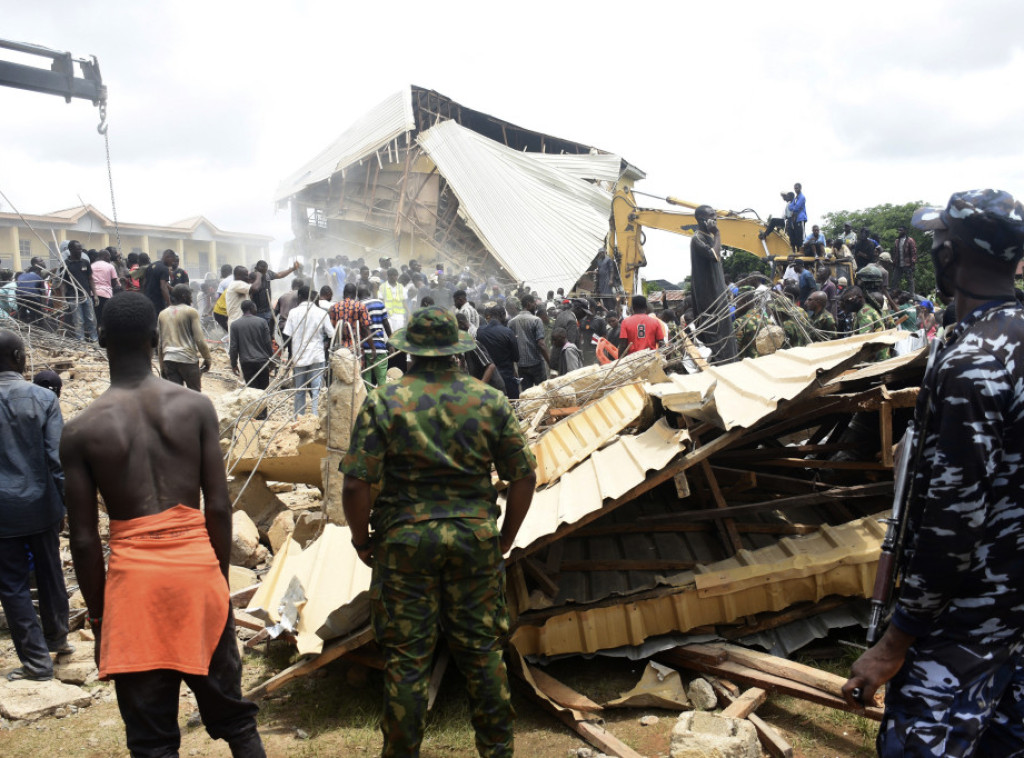 Urušila se škola u Nigeriji, 12 osoba poginulo, u toku potraga za oko 120 đaka i nastavnika ispod ruševina