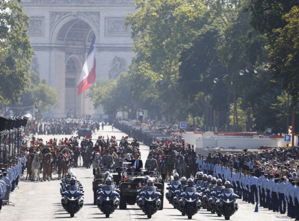 U Parizu obeležen Dan pada Bastilje i upaljena Olimpijska baklja