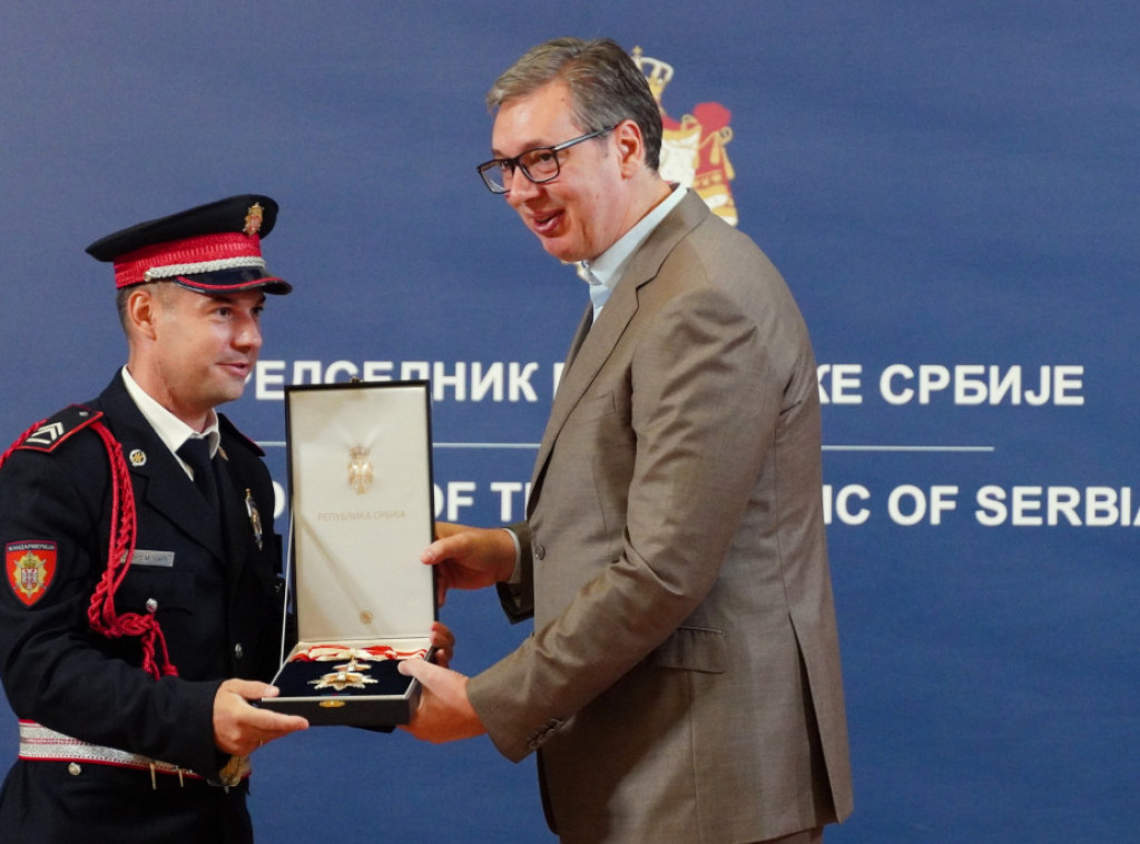 Vucic decorates gendarme wounded in terrorist attack