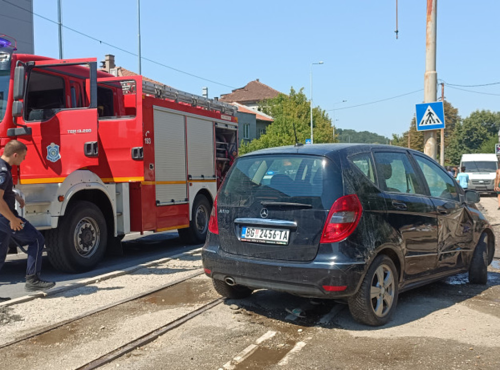 Zapalio se automobil u Beogradu u toku vožnje, vatrogasci spasili roditelje i bebu
