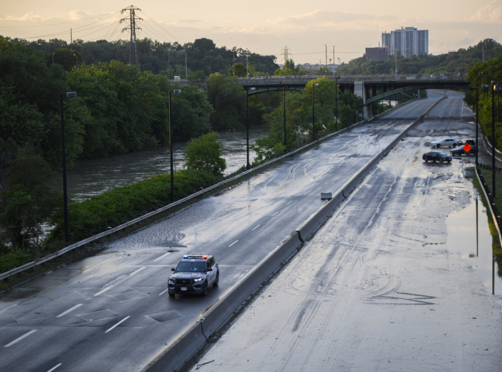 Najmanje 14 osoba spaseno tokom poplava u Torontu, 167.000 domaćinstava bez struje
