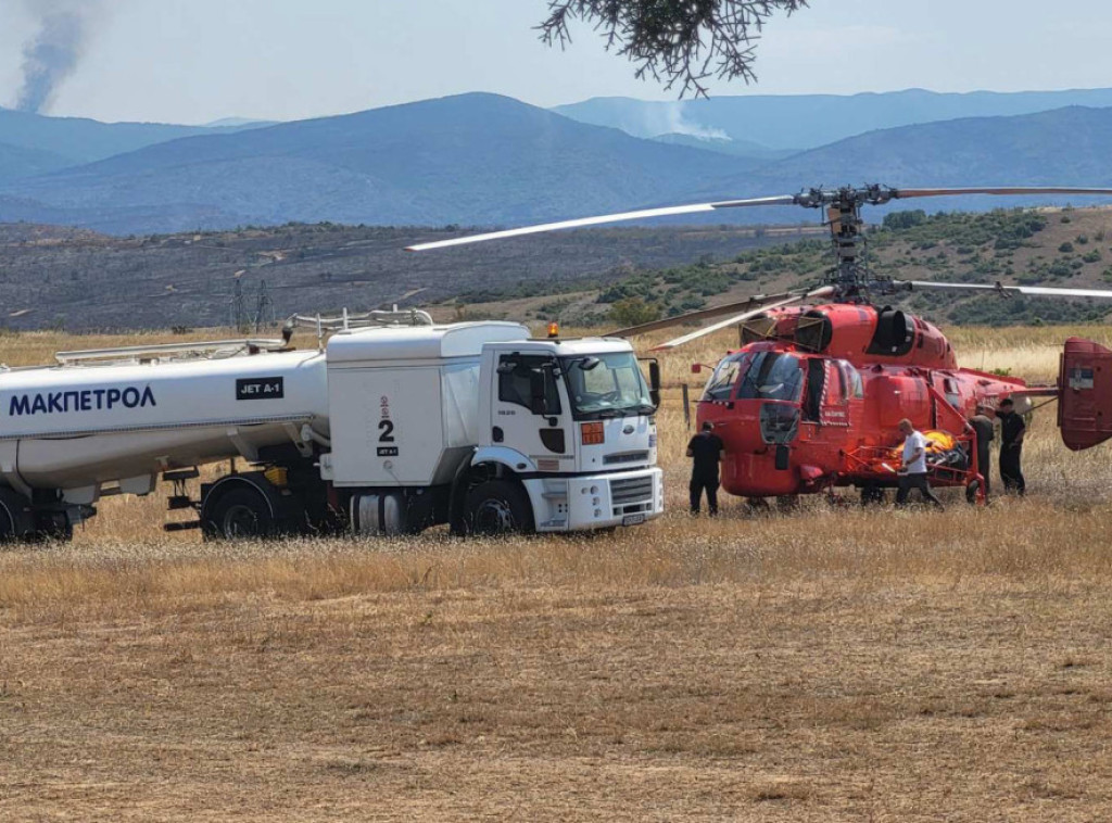 Pripadnici MUP iz kamova izbacili 70 tona vode na površinu pod požarima u Severnoj Makedoniji