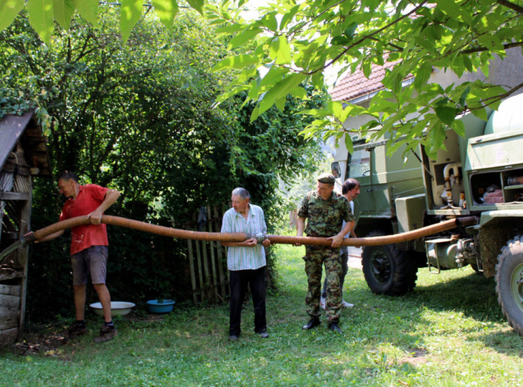 Pripadnici Vojske Srbije pomažu u opštinama koje se suočavaju s nestašicom vode