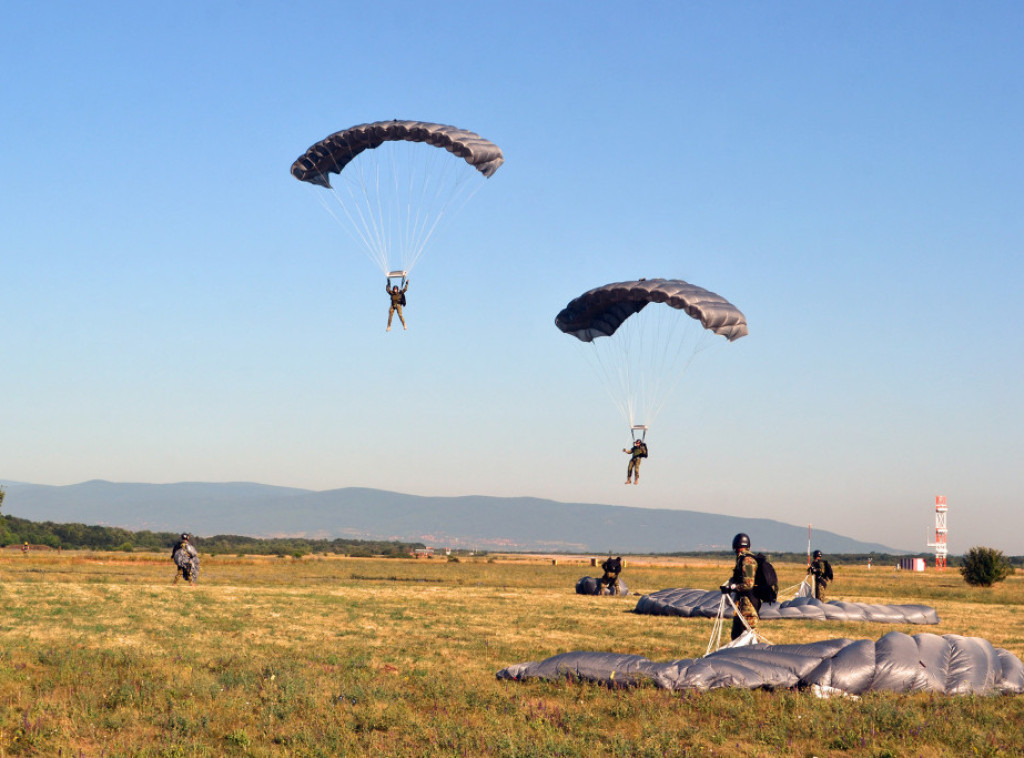 U toku viša padobranska obuka vojnih padobranaca