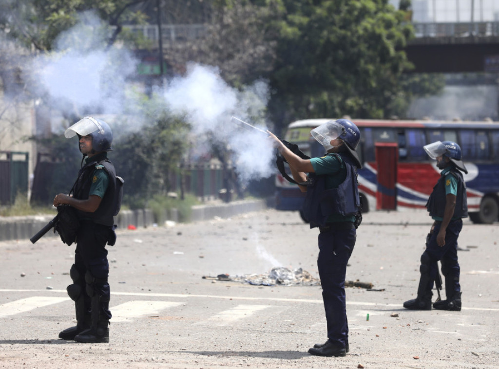 Vojnici patroliraju Bangladešom tokom policijskog časa uvedenog da se uguše protesti